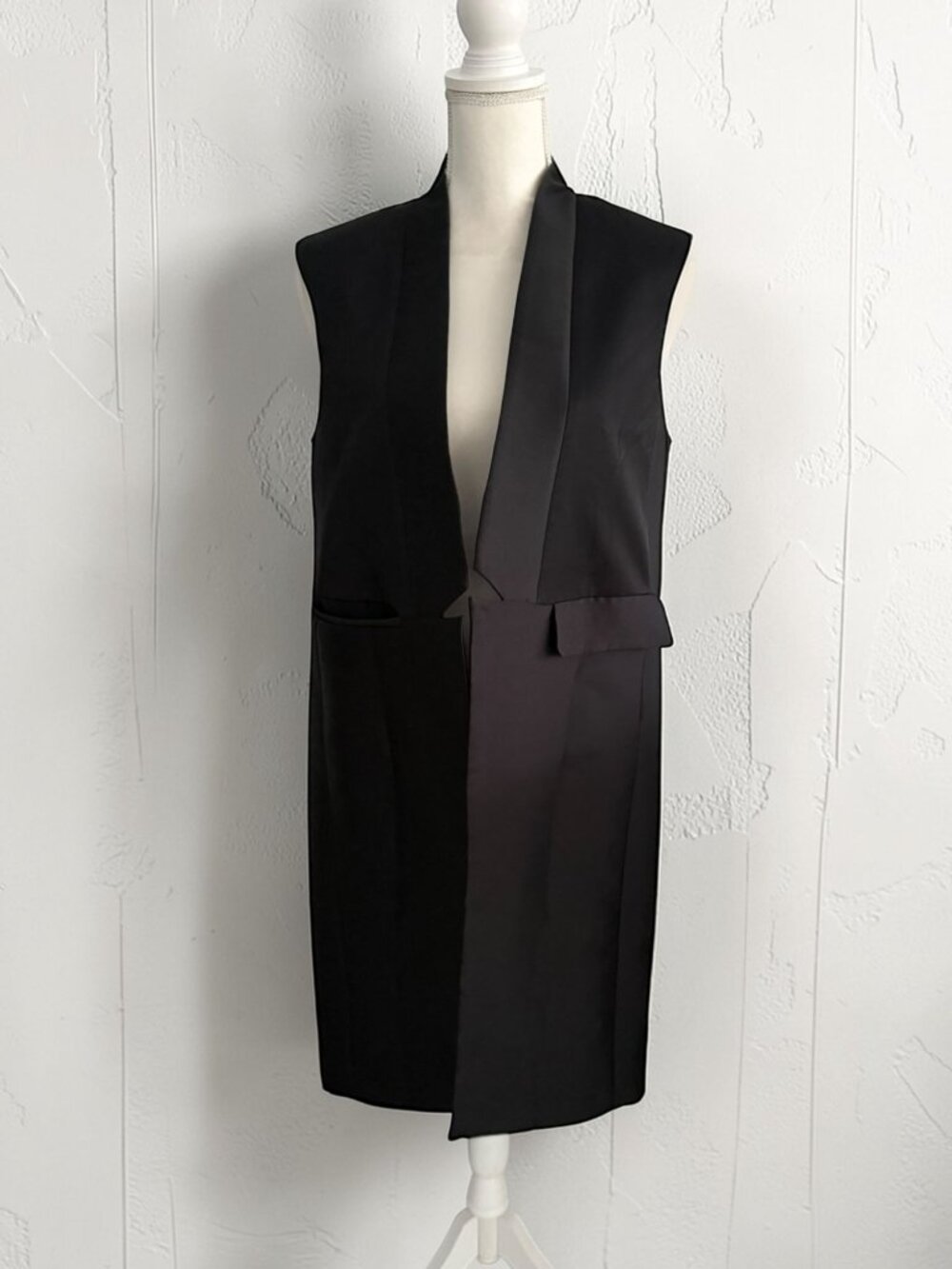 CAMEO COLLECTIVE Black Long Length Vest Size Medium